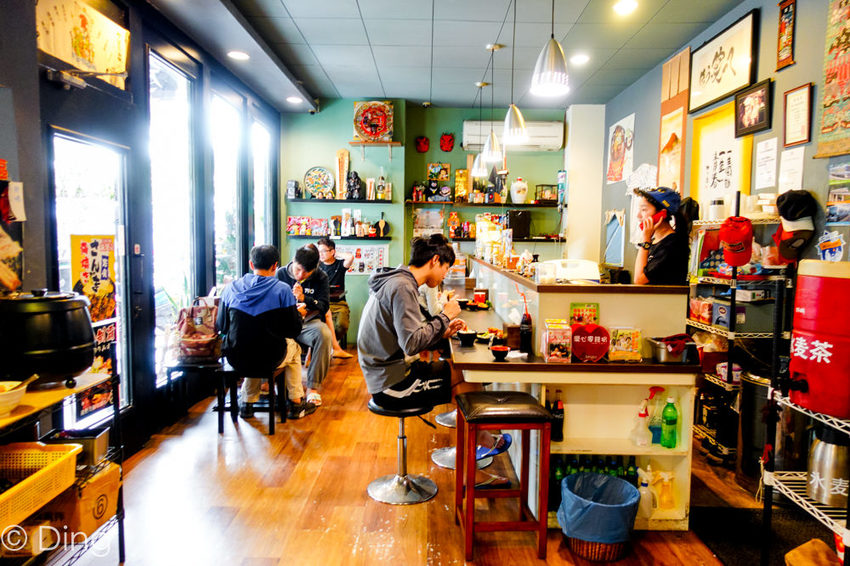 台南東區 專賣日式定食「天滿橋洋食專賣店」，丼飯、蓋飯肉量十足，小菜、味增湯及麥茶無限量供應，還有特別的自動販賣機點餐喔～