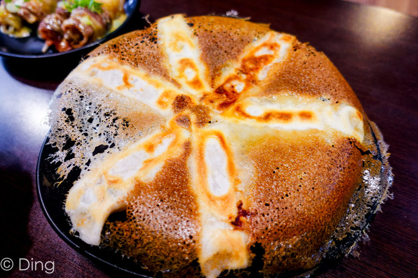 台南東區 專賣日式定食「天滿橋洋食專賣店」，丼飯、蓋飯肉量十足，小菜、味增湯及麥茶無限量供應，還有特別的自動販賣機點餐喔～