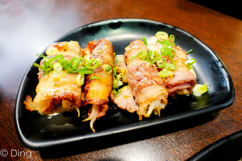 台南東區 專賣日式定食「天滿橋洋食專賣店」，丼飯、蓋飯肉量十足，小菜、味增湯及麥茶無限量供應，還有特別的自動販賣機點餐喔～