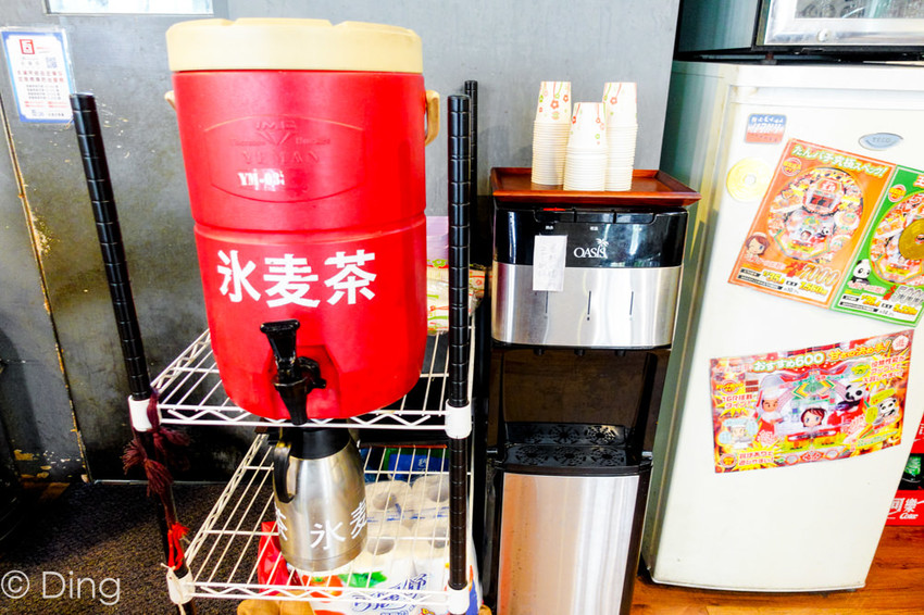 台南東區 專賣日式定食「天滿橋洋食專賣店」，丼飯、蓋飯肉量十足，小菜、味增湯及麥茶無限量供應，還有特別的自動販賣機點餐喔～