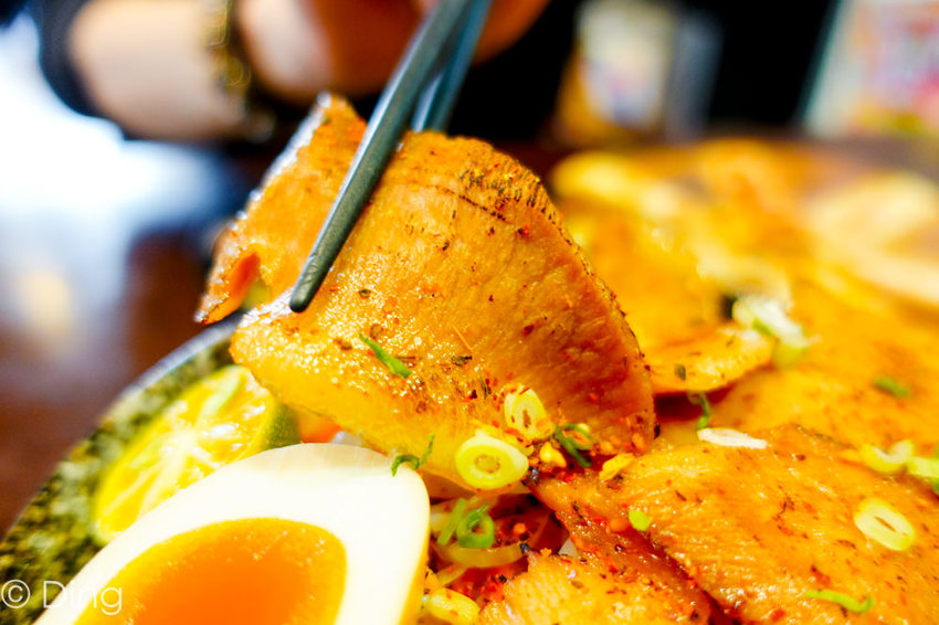 台南東區 專賣日式定食「天滿橋洋食專賣店」，丼飯、蓋飯肉量十足，小菜、味增湯及麥茶無限量供應，還有特別的自動販賣機點餐喔～