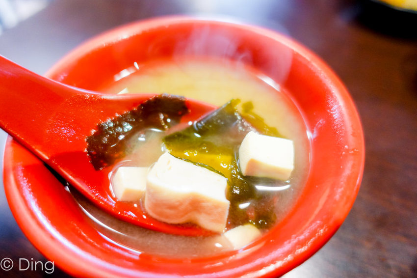 台南東區 專賣日式定食「天滿橋洋食專賣店」，丼飯、蓋飯肉量十足，小菜、味增湯及麥茶無限量供應，還有特別的自動販賣機點餐喔～