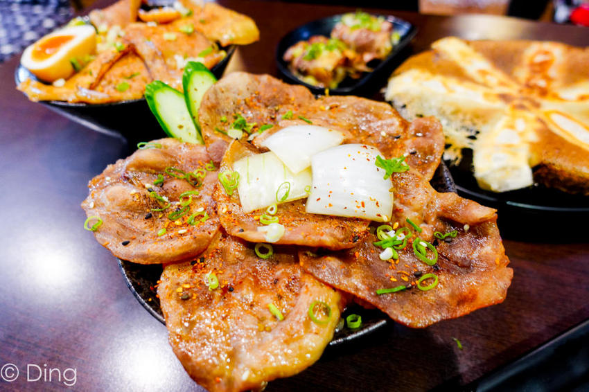 台南東區 專賣日式定食「天滿橋洋食專賣店」，丼飯、蓋飯肉量十足，小菜、味增湯及麥茶無限量供應，還有特別的自動販賣機點餐喔～