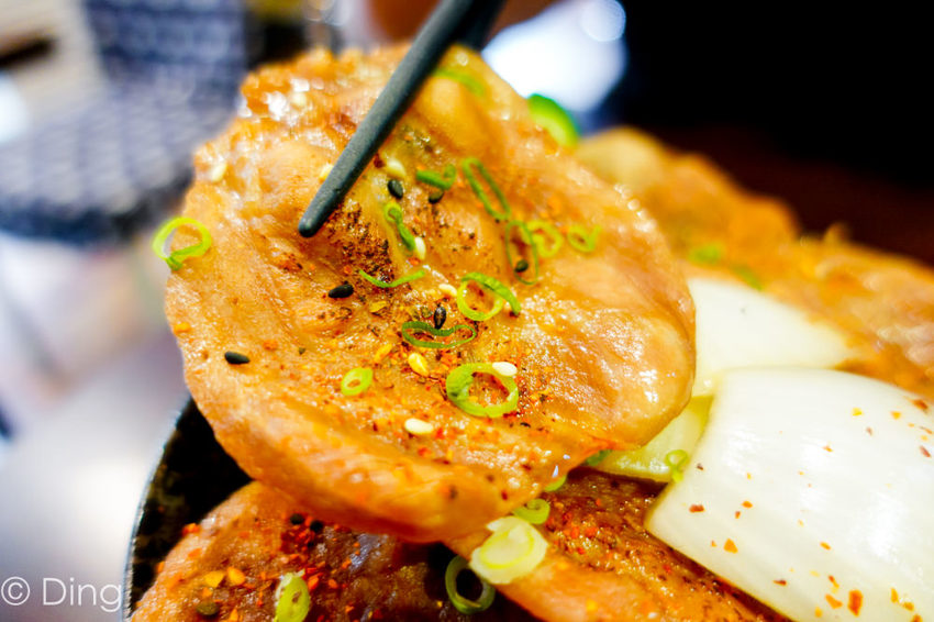 台南東區 專賣日式定食「天滿橋洋食專賣店」，丼飯、蓋飯肉量十足，小菜、味增湯及麥茶無限量供應，還有特別的自動販賣機點餐喔～