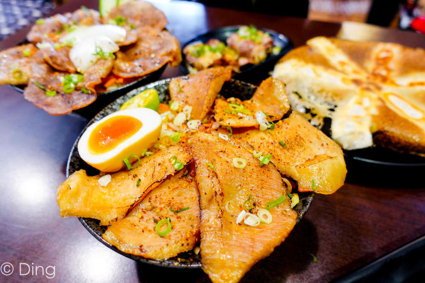 台南東區 專賣日式定食「天滿橋洋食專賣店」，丼飯、蓋飯肉量十足，小菜、味增湯及麥茶無限量供應，還有特別的自動販賣機點餐喔～