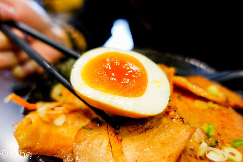 台南東區 專賣日式定食「天滿橋洋食專賣店」，丼飯、蓋飯肉量十足，小菜、味增湯及麥茶無限量供應，還有特別的自動販賣機點餐喔～