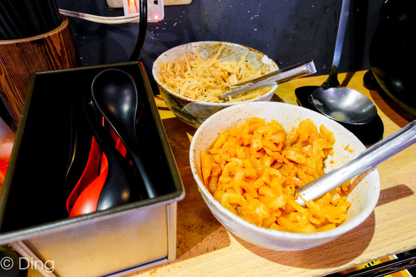 台南東區 專賣日式定食「天滿橋洋食專賣店」，丼飯、蓋飯肉量十足，小菜、味增湯及麥茶無限量供應，還有特別的自動販賣機點餐喔～