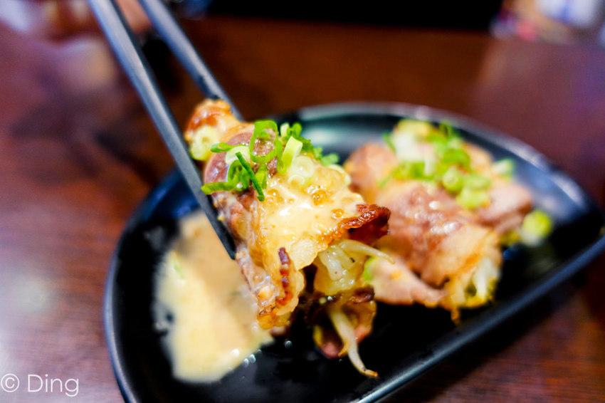 台南東區 專賣日式定食「天滿橋洋食專賣店」，丼飯、蓋飯肉量十足，小菜、味增湯及麥茶無限量供應，還有特別的自動販賣機點餐喔～