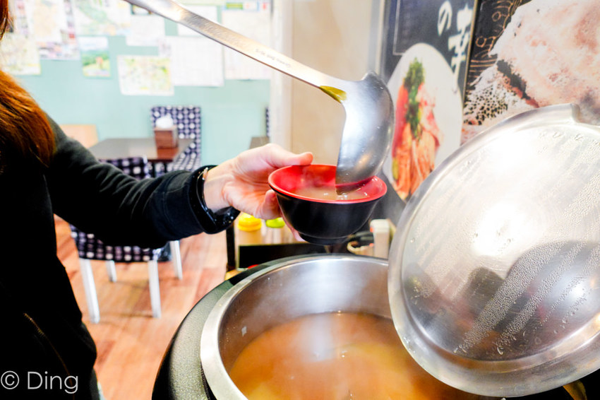 台南東區 專賣日式定食「天滿橋洋食專賣店」，丼飯、蓋飯肉量十足，小菜、味增湯及麥茶無限量供應，還有特別的自動販賣機點餐喔～