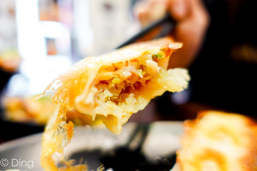 台南東區 專賣日式定食「天滿橋洋食專賣店」，丼飯、蓋飯肉量十足，小菜、味增湯及麥茶無限量供應，還有特別的自動販賣機點餐喔～