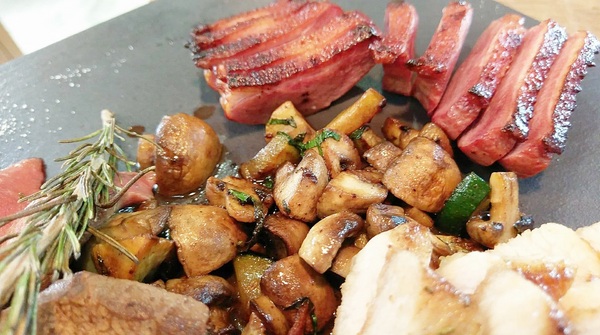 Cucina Felice 費利榭:Cucina Felice 費利榭-象山站附近高cp美食 餐點精緻高貴不貴 環境溫馨非常適合聚餐約會 目前2/4人套餐都不收服務費喔!