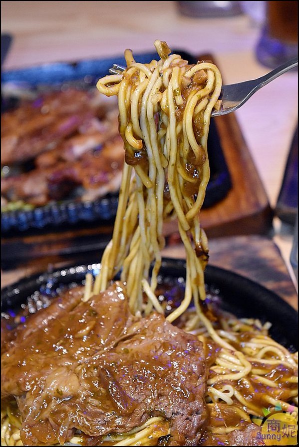 鉄板伍味(一中店):一中夜市超人氣大份量平價牛排。餐廳享受不到200元超值套餐大胃王最愛@商妮吃喝遊樂