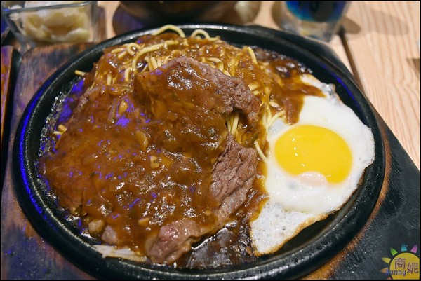 鉄板伍味(一中店):一中夜市超人氣大份量平價牛排。餐廳享受不到200元超值套餐大胃王最愛@商妮吃喝遊樂