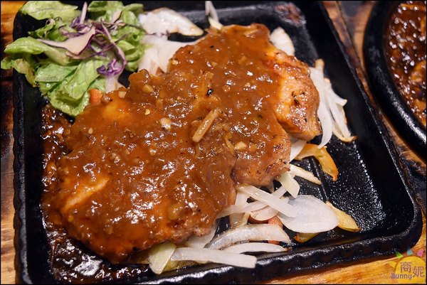 鉄板伍味(一中店):一中夜市超人氣大份量平價牛排。餐廳享受不到200元超值套餐大胃王最愛@商妮吃喝遊樂