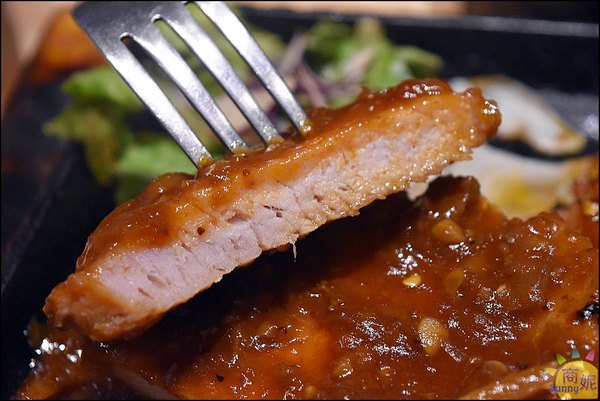 鉄板伍味(一中店):一中夜市超人氣大份量平價牛排。餐廳享受不到200元超值套餐大胃王最愛@商妮吃喝遊樂