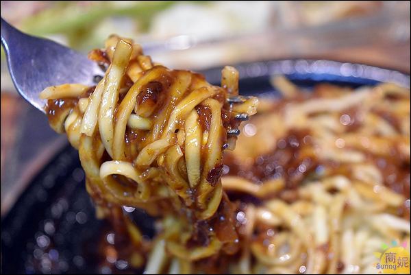 鉄板伍味(一中店):一中夜市超人氣大份量平價牛排。餐廳享受不到200元超值套餐大胃王最愛@商妮吃喝遊樂