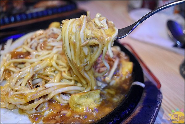 鉄板伍味(一中店):一中夜市超人氣大份量平價牛排。餐廳享受不到200元超值套餐大胃王最愛@商妮吃喝遊樂