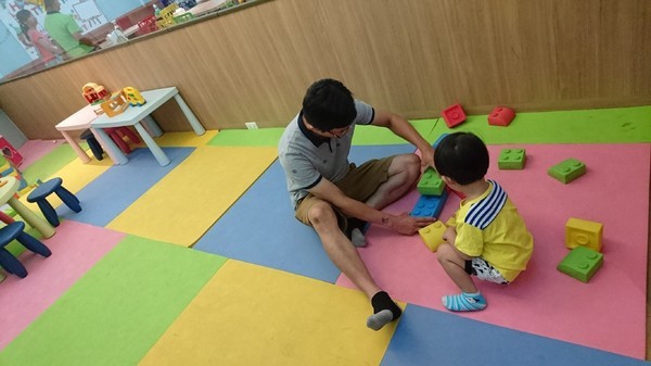 Young Lion 親子餐廳：高雄~Young Lion 親子餐廳~海底世界溜滑梯、決明子砂坑區、辦辦家酒~小朋友玩到欲罷不能~