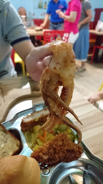 Young Lion 親子餐廳：高雄~Young Lion 親子餐廳~海底世界溜滑梯、決明子砂坑區、辦辦家酒~小朋友玩到欲罷不能~