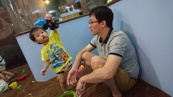 Young Lion 親子餐廳：高雄~Young Lion 親子餐廳~海底世界溜滑梯、決明子砂坑區、辦辦家酒~小朋友玩到欲罷不能~