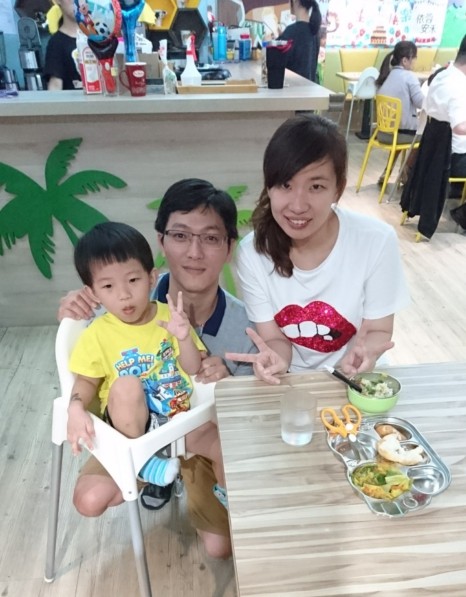 Young Lion 親子餐廳：高雄~Young Lion 親子餐廳~海底世界溜滑梯、決明子砂坑區、辦辦家酒~小朋友玩到欲罷不能~