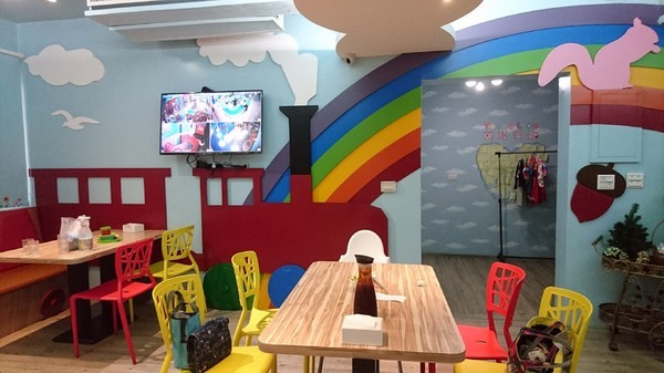 Young Lion 親子餐廳：高雄~Young Lion 親子餐廳~海底世界溜滑梯、決明子砂坑區、辦辦家酒~小朋友玩到欲罷不能~