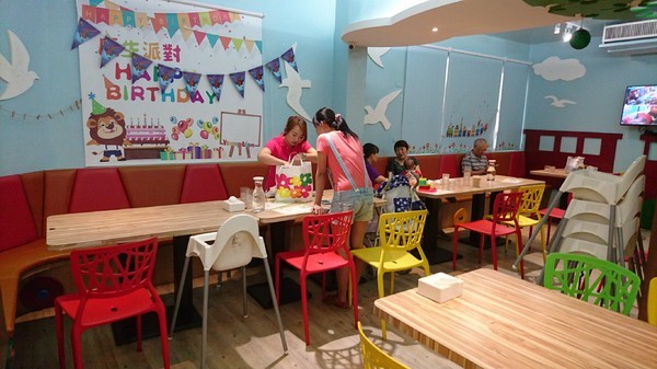 Young Lion 親子餐廳：高雄~Young Lion 親子餐廳~海底世界溜滑梯、決明子砂坑區、辦辦家酒~小朋友玩到欲罷不能~