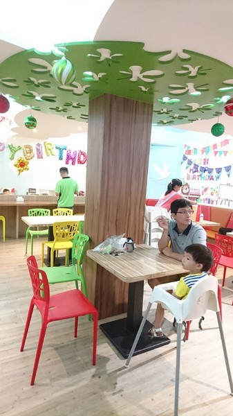 Young Lion 親子餐廳：高雄~Young Lion 親子餐廳~海底世界溜滑梯、決明子砂坑區、辦辦家酒~小朋友玩到欲罷不能~