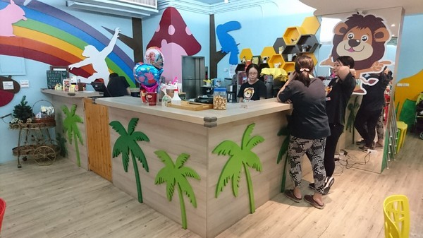 Young Lion 親子餐廳：高雄~Young Lion 親子餐廳~海底世界溜滑梯、決明子砂坑區、辦辦家酒~小朋友玩到欲罷不能~