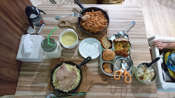 Young Lion 親子餐廳：高雄~Young Lion 親子餐廳~海底世界溜滑梯、決明子砂坑區、辦辦家酒~小朋友玩到欲罷不能~