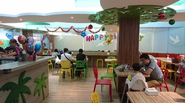 Young Lion 親子餐廳：高雄~Young Lion 親子餐廳~海底世界溜滑梯、決明子砂坑區、辦辦家酒~小朋友玩到欲罷不能~