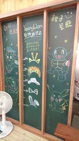 Young Lion 親子餐廳：高雄~Young Lion 親子餐廳~海底世界溜滑梯、決明子砂坑區、辦辦家酒~小朋友玩到欲罷不能~