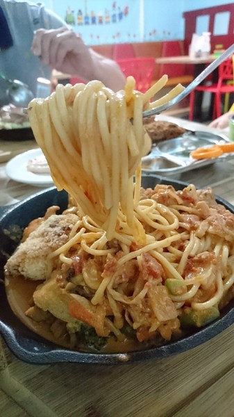 Young Lion 親子餐廳：高雄~Young Lion 親子餐廳~海底世界溜滑梯、決明子砂坑區、辦辦家酒~小朋友玩到欲罷不能~