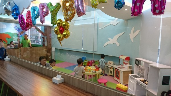 Young Lion 親子餐廳：高雄~Young Lion 親子餐廳~海底世界溜滑梯、決明子砂坑區、辦辦家酒~小朋友玩到欲罷不能~