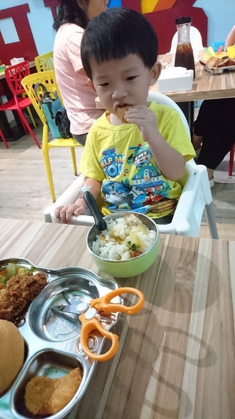 Young Lion 親子餐廳：高雄~Young Lion 親子餐廳~海底世界溜滑梯、決明子砂坑區、辦辦家酒~小朋友玩到欲罷不能~