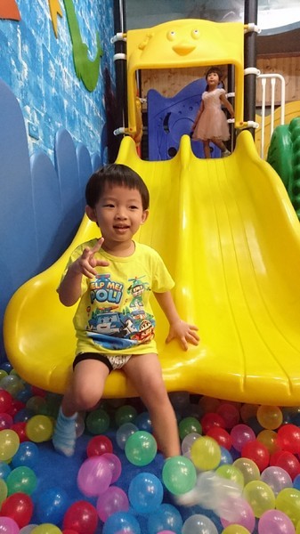 Young Lion 親子餐廳：高雄~Young Lion 親子餐廳~海底世界溜滑梯、決明子砂坑區、辦辦家酒~小朋友玩到欲罷不能~
