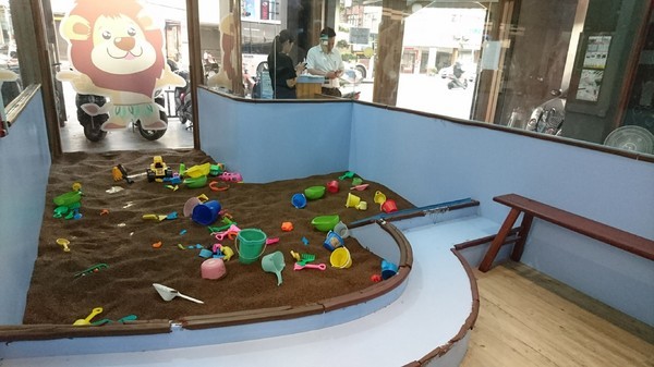 Young Lion 親子餐廳：高雄~Young Lion 親子餐廳~海底世界溜滑梯、決明子砂坑區、辦辦家酒~小朋友玩到欲罷不能~