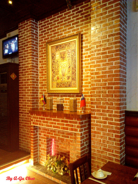 德斯啤鮮釀啤酒餐廳：【臺南Ω中西區】德斯啤鮮釀啤酒餐廳。在德式風格的餐廳裡品嘗德式料理、暢飲德國啤酒