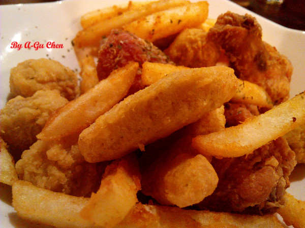 德斯啤鮮釀啤酒餐廳：【臺南Ω中西區】德斯啤鮮釀啤酒餐廳。在德式風格的餐廳裡品嘗德式料理、暢飲德國啤酒