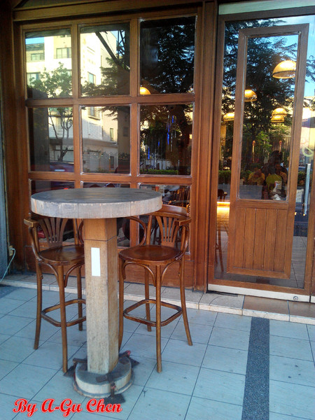 德斯啤鮮釀啤酒餐廳：【臺南Ω中西區】德斯啤鮮釀啤酒餐廳。在德式風格的餐廳裡品嘗德式料理、暢飲德國啤酒