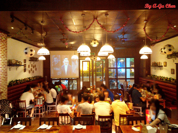 德斯啤鮮釀啤酒餐廳：【臺南Ω中西區】德斯啤鮮釀啤酒餐廳。在德式風格的餐廳裡品嘗德式料理、暢飲德國啤酒