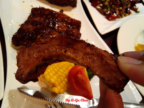 德斯啤鮮釀啤酒餐廳：【臺南Ω中西區】德斯啤鮮釀啤酒餐廳。在德式風格的餐廳裡品嘗德式料理、暢飲德國啤酒