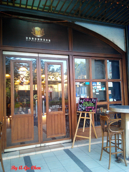 德斯啤鮮釀啤酒餐廳：【臺南Ω中西區】德斯啤鮮釀啤酒餐廳。在德式風格的餐廳裡品嘗德式料理、暢飲德國啤酒