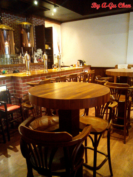 德斯啤鮮釀啤酒餐廳：【臺南Ω中西區】德斯啤鮮釀啤酒餐廳。在德式風格的餐廳裡品嘗德式料理、暢飲德國啤酒