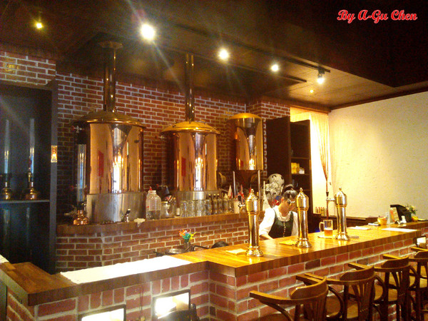 德斯啤鮮釀啤酒餐廳：【臺南Ω中西區】德斯啤鮮釀啤酒餐廳。在德式風格的餐廳裡品嘗德式料理、暢飲德國啤酒