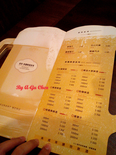 德斯啤鮮釀啤酒餐廳：【臺南Ω中西區】德斯啤鮮釀啤酒餐廳。在德式風格的餐廳裡品嘗德式料理、暢飲德國啤酒