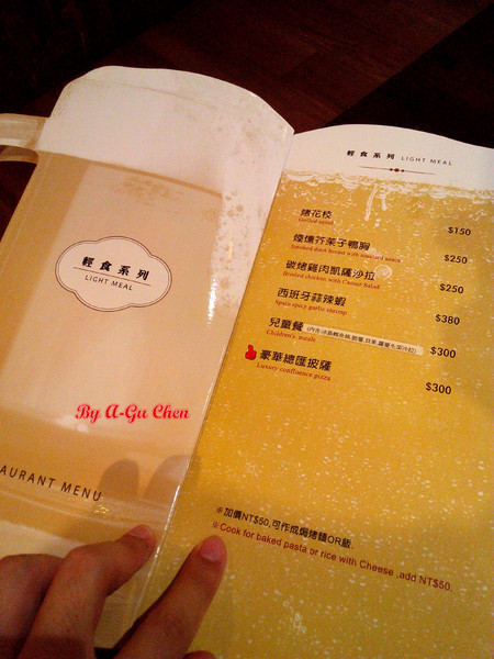 德斯啤鮮釀啤酒餐廳：【臺南Ω中西區】德斯啤鮮釀啤酒餐廳。在德式風格的餐廳裡品嘗德式料理、暢飲德國啤酒