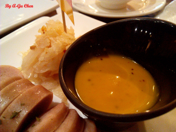 德斯啤鮮釀啤酒餐廳：【臺南Ω中西區】德斯啤鮮釀啤酒餐廳。在德式風格的餐廳裡品嘗德式料理、暢飲德國啤酒