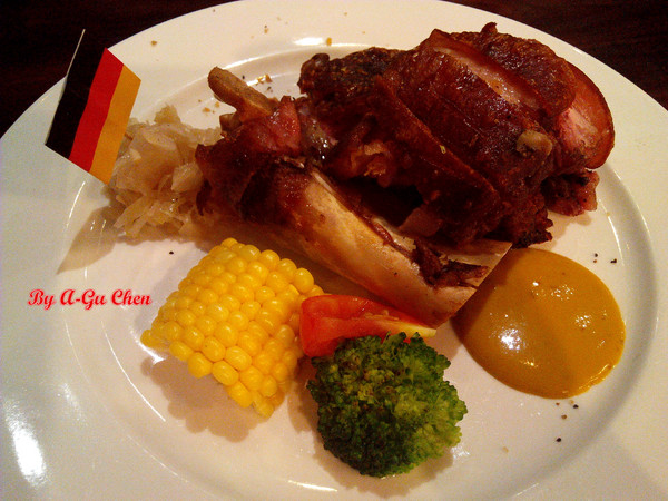 德斯啤鮮釀啤酒餐廳：【臺南Ω中西區】德斯啤鮮釀啤酒餐廳。在德式風格的餐廳裡品嘗德式料理、暢飲德國啤酒