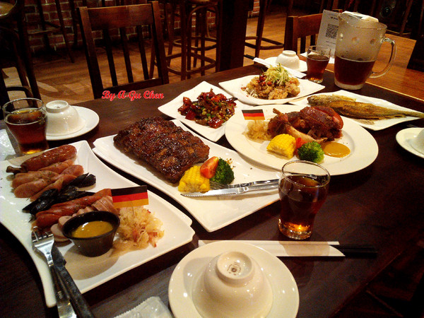 德斯啤鮮釀啤酒餐廳：【臺南Ω中西區】德斯啤鮮釀啤酒餐廳。在德式風格的餐廳裡品嘗德式料理、暢飲德國啤酒